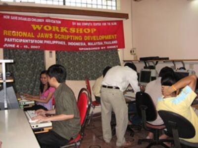 Một lớp học vi tính ở Trung Tâm Sao Mai. Source SaoMaiCenter