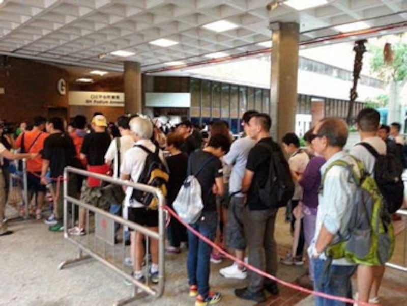 2014年6月22日,位於紅磡理工大學的票站外,有大批市民排除進入票站投票。(粵語組林靜攝)