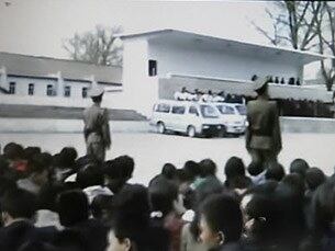지난 2011년 북한 신의주에서 남한영화를 보고 남한 노래를 들은 혐의로 적발된 북한 주민과 성매매 혐의로 붙잡힌 사람들이 운동장에서 많은 군중들이 모인 가운데 공개 인민재판을 받는 모습. (MBC TV 촬영)