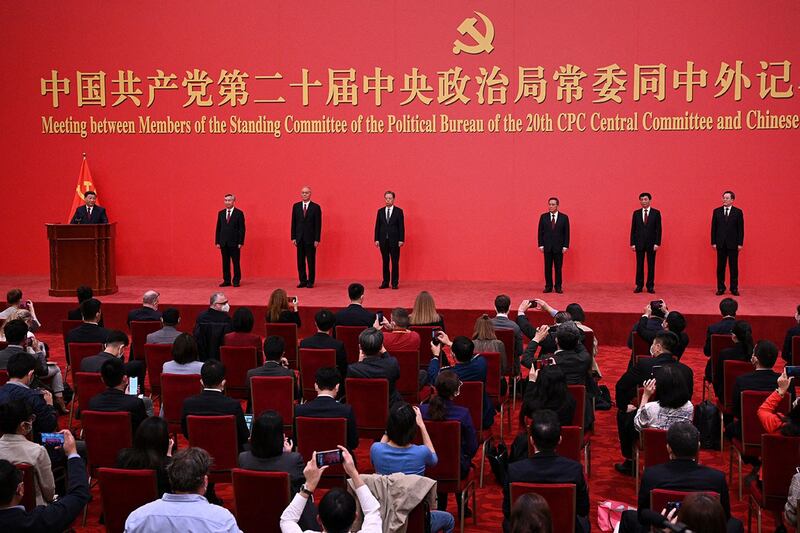 2022年10月23日，北京人民大会堂，习近平介绍政治局常委的新成员。（法新社）