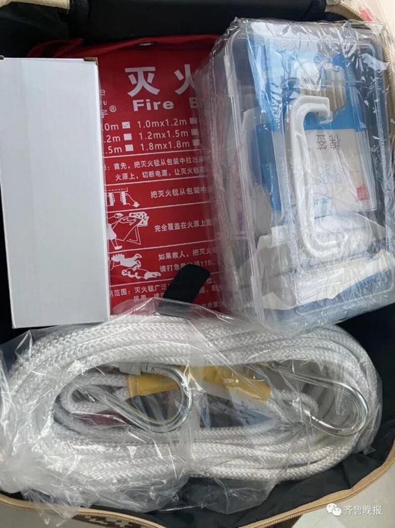  山東濟南，有居民獲發防空用品。（網絡圖片）
