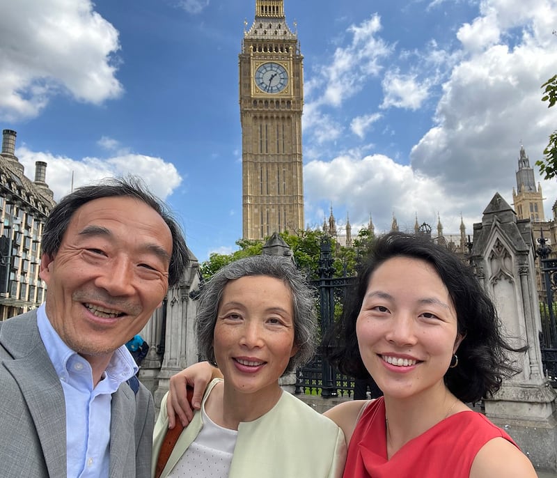 杨缘的父母在天安门事件后带着只有四岁的她移民英国 (杨缘X平台)