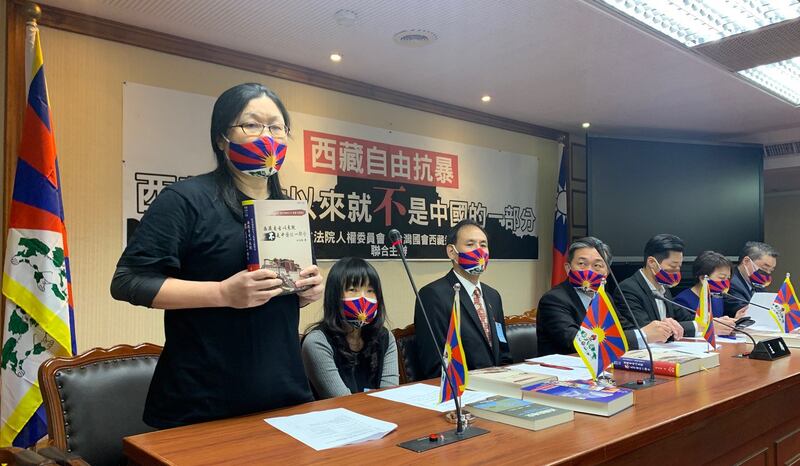 雪域出版社总编辑卢惠娟(站者)表示,刘汉城教授追查中国权威史料发现,中共宣传的所谓“金瓶掣签”,其实只是清朝送给西藏的一个花瓶,却被中共用来再扩增为活佛转世条例。(记者夏小华摄)