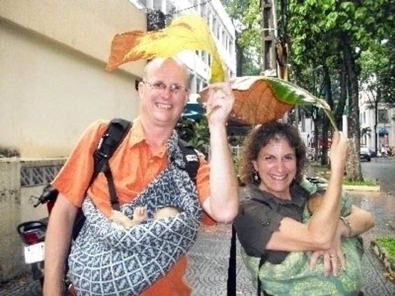 Vợ chồng Johanne và Michael Wagner mừng rỡ sau khi nhận 2 bé Bình và Phước (Nov.2012)