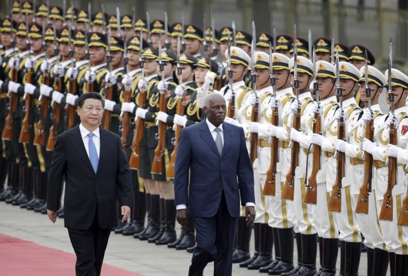 时任安哥拉总统的若泽·爱德华多·多斯桑托斯(右)和中国国家主席习近平在人民大会堂外的欢迎仪式上视察仪仗队,北京,2015 年 6 月 9 日。(路透社/Jason Lee)