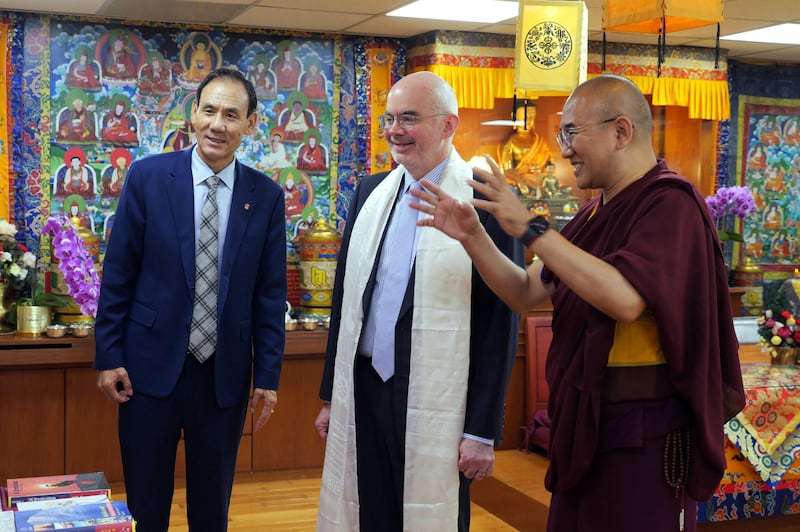 ཐའེ་ཝན་གྱི་སྲིད་འཛིན་སོགས་གནད་ཡོད་མི་སྣས་༧གོང་ས་མཆོག་གི་འཁྲུངས་སྐར་ལ་འཚམས་འདྲི་ཞུས་འདུག