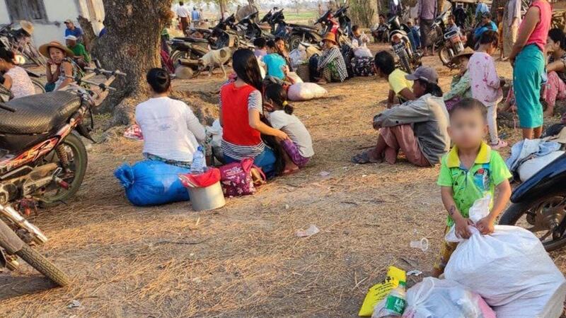 ကန့်ဘလူမြို့နယ်တွင် စစ်ကောင်စီတပ် စစ်ကြောင်း ဝင်ရောက်လာသည့်အတွက် ထွက်ပြေးတိမ်းရှောင်နေကြသည့် ဒေသခံများအား ၂၀၂၄ ခုနှစ် မတ်လ ၂၇ ရက်နေ့က တွေ့ရစဉ်။ (Photo: Facebook/ ကျွန်းလှတက်ကြွလှုပ်ရှားသူများအဖွဲ့)