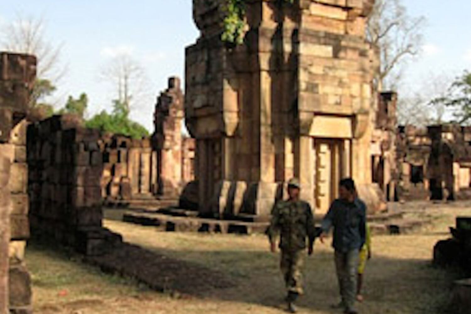 (រូបថតឯឫកសារ) ប្រាសាទតាមាន់ធំ ដែលជាប្រាសាទបុរាណរបស់ខ្មែរ កសាងក្នុងសតវត្សរ៍ទី១១ មានទីតាំងស្ថិតលើភ្នំដងរែក ជាប់ព្រំដែនថៃ រវាងឃុំគោកមន ស្រុកបន្ទាយអំពិល ខេត្តឧត្តរមានជ័យ និងខេត្តសុរិន្ទ (Surin) ខាងថៃ។