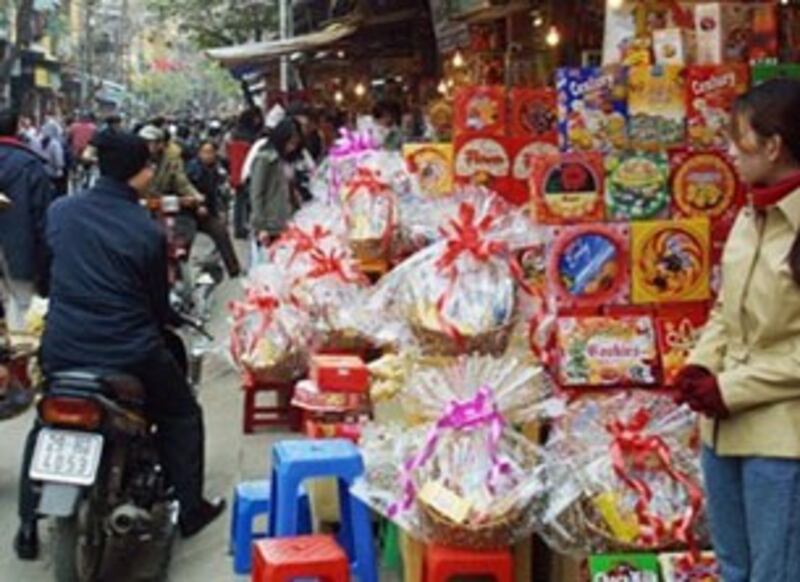 Càng gần đến cuối năm các cửa hàng, các siêu thị ở Hà Nội cũng như tại Saigon càng đua nhau bày bán những mẫu hàng quà biếu mới.Ảnh minh họa