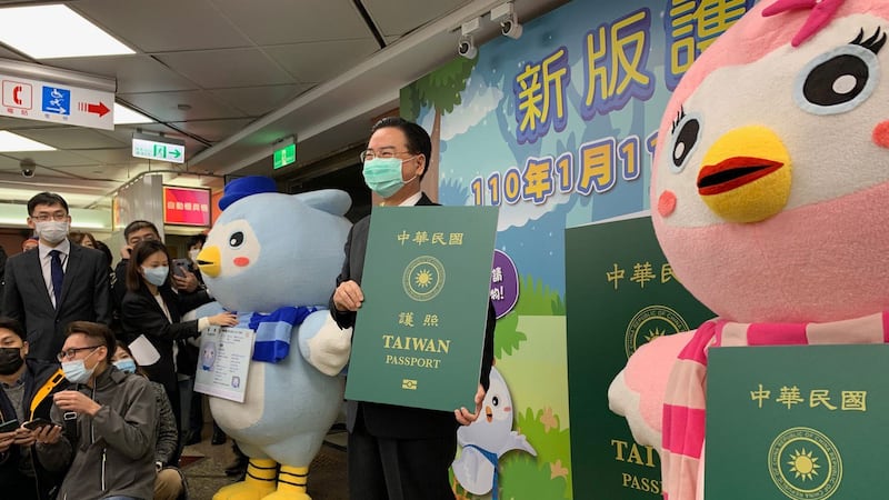 台湾外交部长吴钊燮视察新版护照申办情形。(记者夏小华摄)