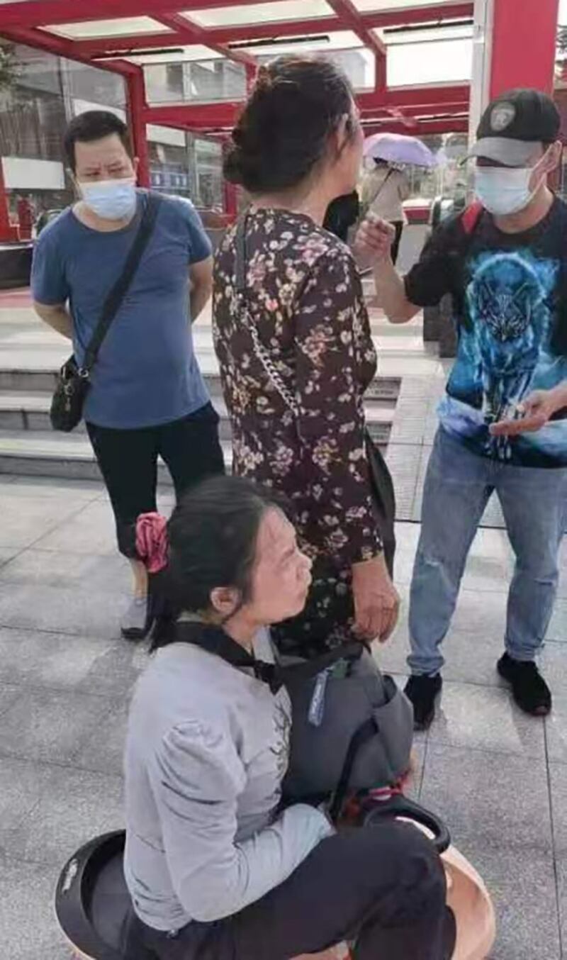2023年5月22日,行动不便的李碧云(下)与家属在地铁站外与多人对峙。(李碧云独家提供)