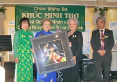 Bà Khúc Minh Thơ (thứ 2 từ trái) trong một buổi lễ của cựu tù nhân chính trị .