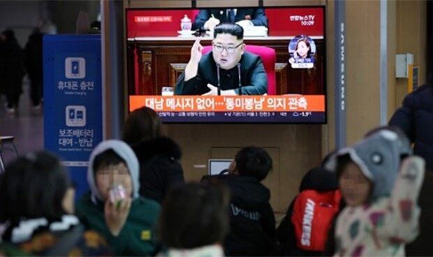 1일 오전 서울역에서 시민들이 제7기 제5차 전원회의를 주재한 김정은 북한 국무위원장 관련 뉴스를 보고 있다. 