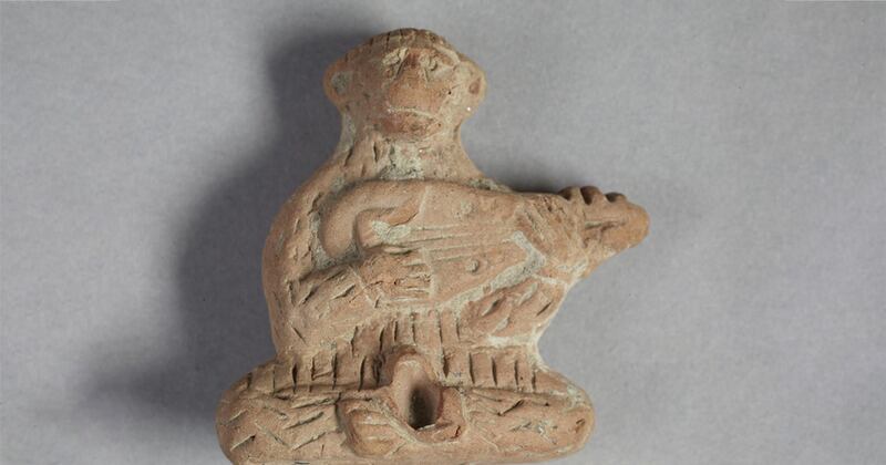 خوتەن يوتقان خارابىسىدىن تېپىلغان، يىل دەۋرى 1-3-ئەسىرلەرگە تەۋە ساپالدىن ياسالغان سازەندە مايمۇن ھەيكىلى، ھازىر بۈيۈك بىرىتانىيە مۇزىيى ئۋرېل ستەيىن يىغمىسىدا ساقلانماقتا. مەنبە: © The Trustees of the British Museum