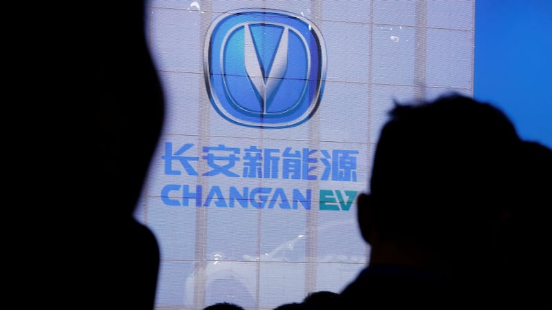 国务院早前宣布把新能源汽车补贴延长两年，缓和疫情对汽车需求的影响。图为，人们在北京新能源汽车展览会上观看长安汽车制造商的电动汽车演示。（路透社图片）