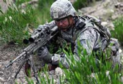 Thiếu tá Chris Field và súng M14 Enhanced Battle Rifle tại Dewagal Valley, huyện Chawkay, tỉnh Kunar, Afghanistan, ngày 26 tháng 9 năm 2010. DoD photo by Pfc. Cameron Boyd, U.S Army.