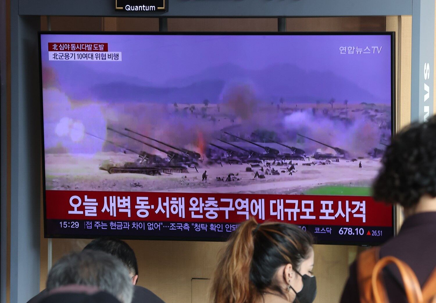 북한이 군용기 10여 대를 동원해 서·동부 비행금지구역 인근까지 접근해 위협 비행한 데 이어 동해상으로 탄도미사일을 발사한 14일 오후 서울역 대합실에 관련 보도가 나오고 있다.