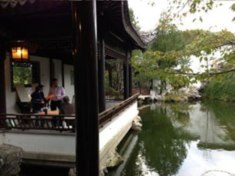 图片：水榭中写书法。（紫荆摄）