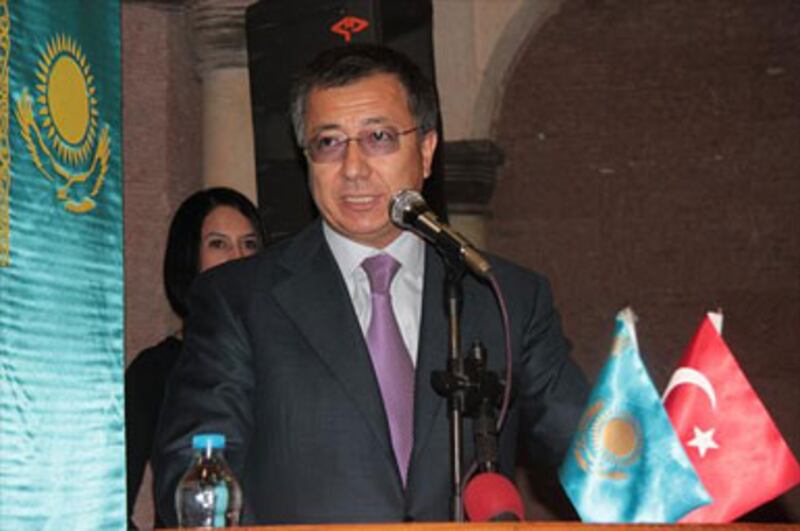 قازاقىستان جۇمھۇرىيىتى قۇرۇلغانلىقىنىڭ 21-يىلىنى تەبرىكلەش مۇراسىمىدا، قازاقىستاننىڭ تۈركىيىدە تۇرۇشلۇق باش ئەلچىسى جانسېيىت تۈيمەبايېف نۇتۇق سۆزلىدى. 2012-يىلى 1-دېكابىر، تۈركىيە.