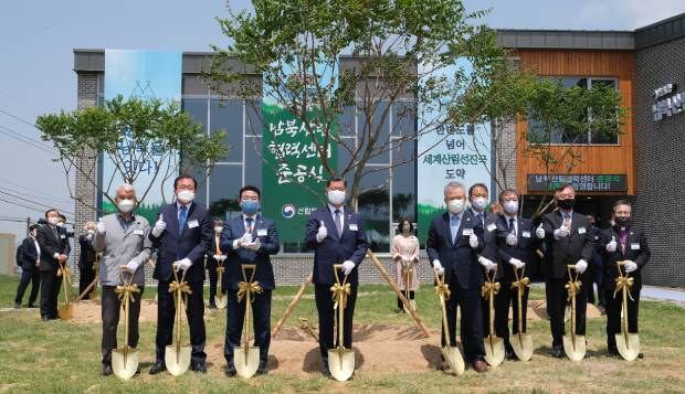 남북 산림협력 전진기지 역할을 할 남북산림협력센터가 3일 경기 파주시 탄현면 일대에 문을 열었다. 사진은 준공식에서 기념 식수하는 김연철 통일부 장관(왼쪽 네 번째)과 관계자들.