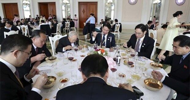 문재인 대통령 평양 방문 특별수행원으로 방북한 이재용 삼성전자 부회장, 최태원 SK 회장, 구광모 LG 회장 등이 9월 19일 오후 평양 옥류관에서 열린 오찬에서 리선권 조국평화통일 위원장 등 북측 인사들과 식사하고 있다.
