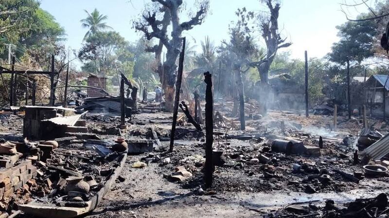 မကွေးတိုင်း၊ ရေစကြိုမြို့နယ်၊ ကမ္ဘဲ့ရွာမှ မီးရှို့ခံရသည့် နေအိမ်များကို ၂၀၂၄ ခုနှစ်၊ ဒီဇင်ဘာလ ၁ ရက်နေ့က တွေ့ရစဥ်။ (Photo: Facebook/ Yesagyo Township Info Committee)