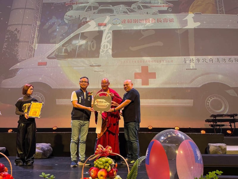 ཐའེ་ཝན་གྱི་སྲིད་འཛིན་སོགས་གནད་ཡོད་མི་སྣས་༧གོང་ས་མཆོག་གི་འཁྲུངས་སྐར་ལ་འཚམས་འདྲི་ཞུས་འདུག