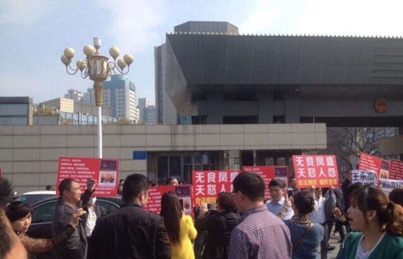 2015年3月31日,無錫市崇安區金格商業廣場其中400多名業主,因開發商失蹤,未能收到舖位,在區委外抗議堵路。(目擊者提供)