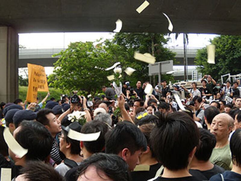 6月13日，兩萬多香港市民遊行到中央駐港機構中聯辦門前示威，抗議對李旺陽的迫害。（粵語部劉雲拍攝）