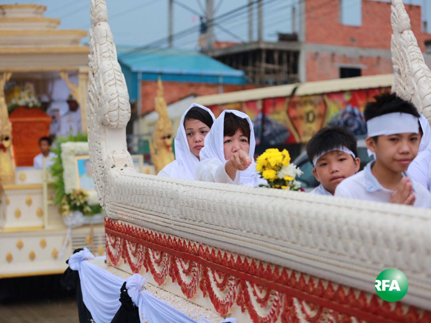 ពិធី​ហែ​សព​លោក ប៉ែន សុវណ្ណ ចេញ​ពី​វត្ត​ថាន់ យក​ទៅ​បូជា​នៅ​វត្ត​ឫស្សីសាញ់ ជិត​គុក​ព្រៃ​ស នៅ​ថ្ងៃ​ទី​៦ ខែ​វិច្ឆិកា ឆ្នាំ​២០១៦។ 