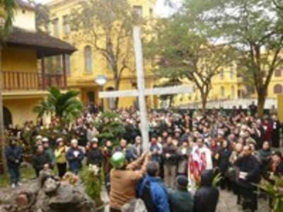 080320-CatholicLand2_200.jpg
