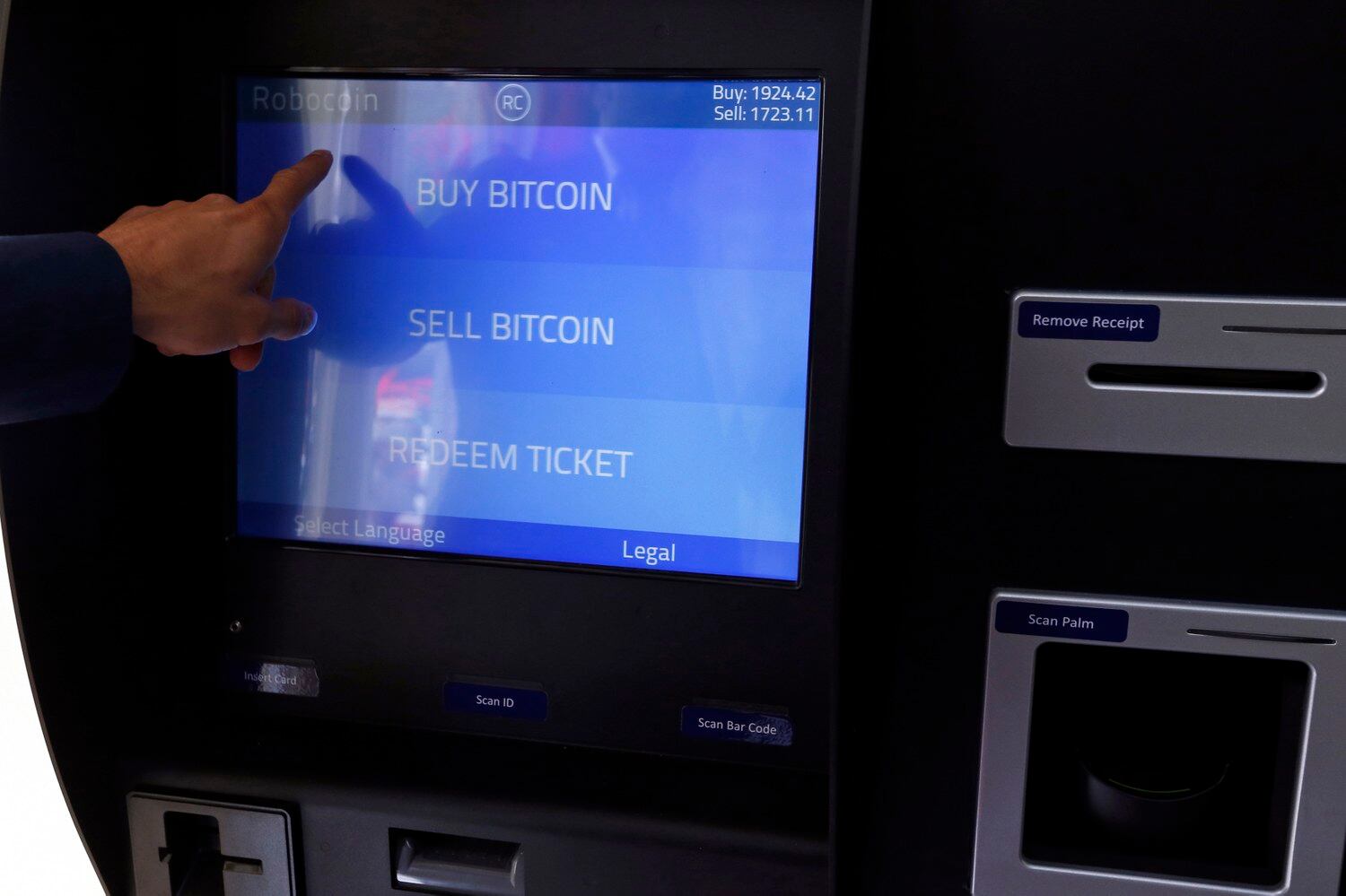 사진은 비트코인 ATM 사용 모습.