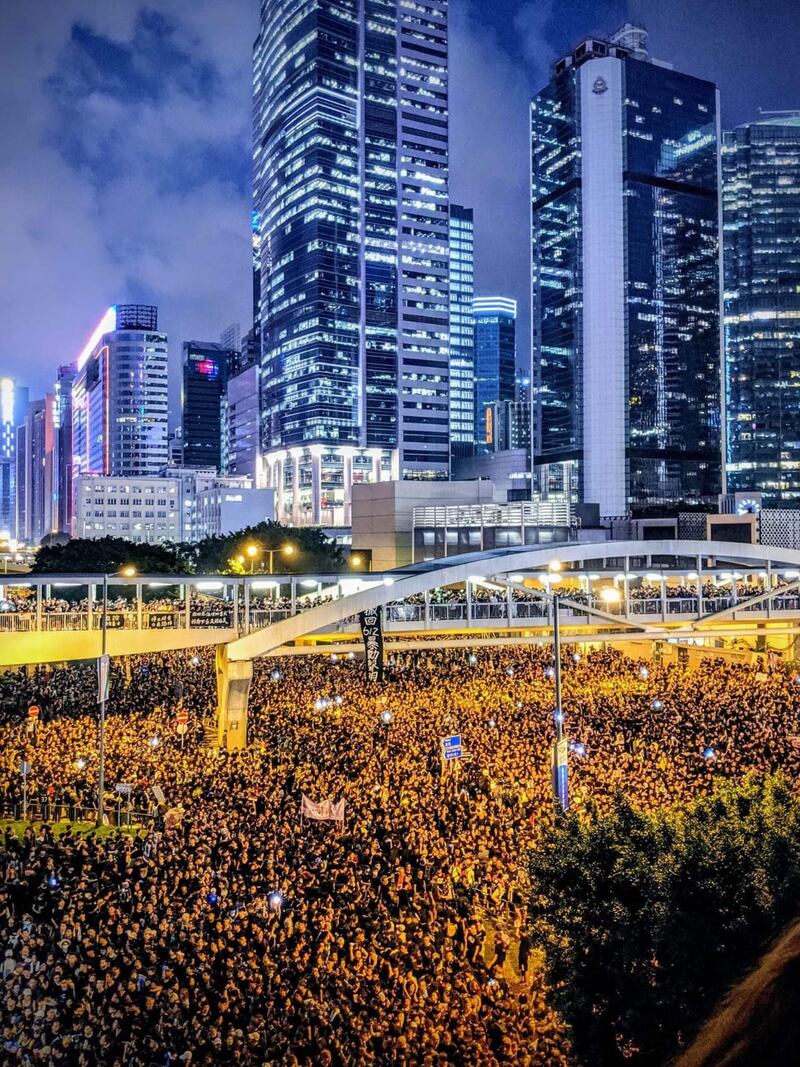 2019年6月16日，近200万不满香港政府拒绝撤回“送中”条例的香港市民举行了示威游行。图为港府、立法院附近游行人群。晚上10点 。（戴维提供） 
