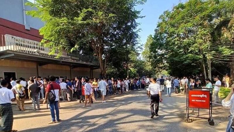 ရန်ကုန်မြို့ရှိ ထိုင်းသံရုံးရှေ့တွင် ပြည်ဝင်ခွင့်ဗီဇာ လျှောက်ထားရန် တန်းစီနေသူများအား ၂၀၂၄ ခုနှစ်၊ ဖေဖော်ဝါရီလ ၁၄ ရက်နေ့က တွေ့ရစဉ်။ (Photo: Citizen Journalist)