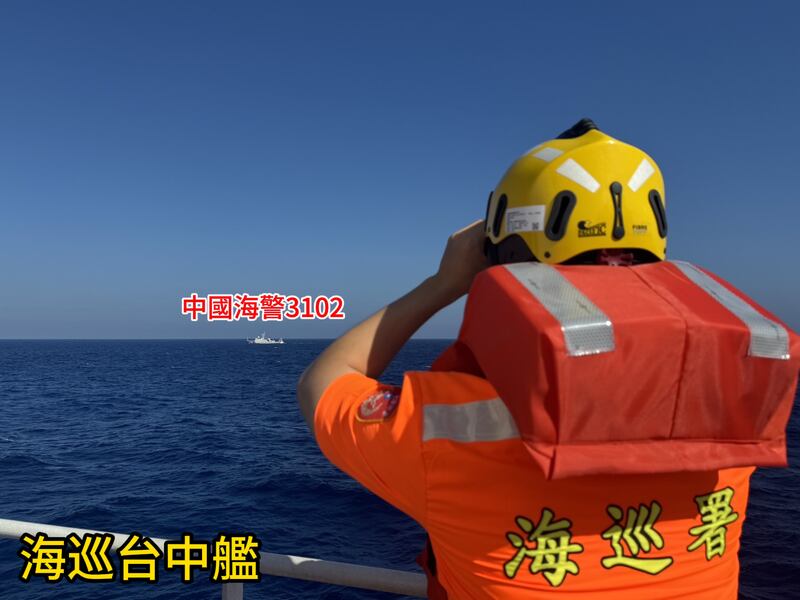“中国海警3102”以“暗船”方式驶闯入东沙岛东南方海域的限制水域后，海巡署通报正在附近执勤的“台中舰”前往应处。