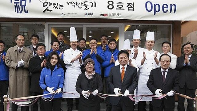 호텔신라의 사회공헌 사업인 '맛있는 제주만들기' 8호점인 봄솔식당이 개장한 가운데 이부진 호텔신라 사장(앞줄 왼쪽부터), 봄솔식당 정옥선 주인, 원희룡 제주지사 등이 제주시 이도2동의 식당 앞에서 개장을 축하하는 '테이프 커팅'을 하기에 앞서 기념 촬영을 하고 있다.