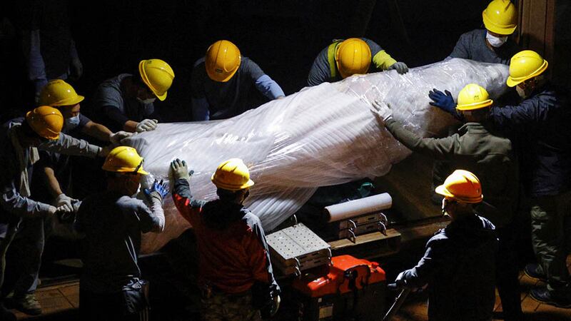 工人將國殤之柱拆除。（路透社）