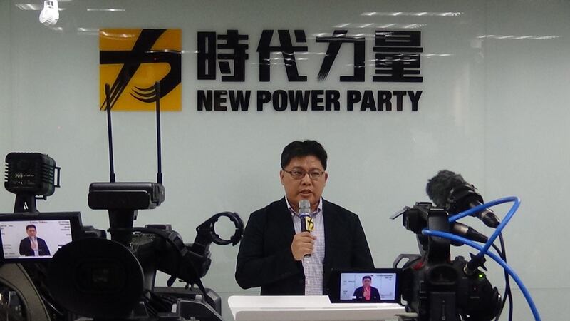 时代力量代理党主席邱显智5日出面说明如何处理主席徐永明涉收贿一事。(记者夏小华摄)