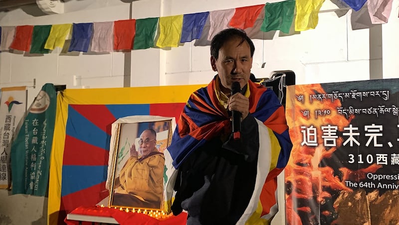 藏人行政中央驻台代表格桑坚参出席十日在台北自由广场举行西藏三一零抗暴六十四周年烛光祈愿晚会。(记者夏小华摄)