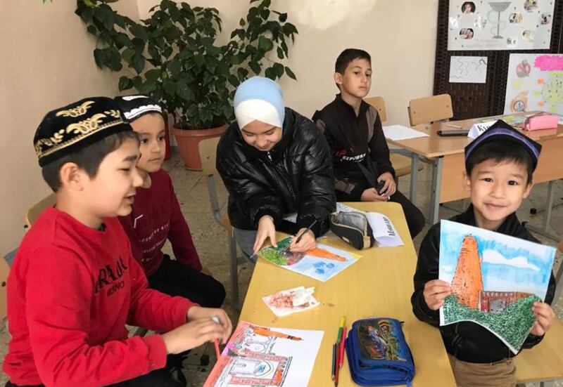 ئۇيغۇر خانىم-قىزلار ئۆسمۈرلەرنى تەشكىللەپ ئۆتكۈزگەن ئۇيغۇر تارىخى بىلەن مۇناسىۋەتلىك مەنزىرە-نۇقتىلىرىنى تونۇشتۇرۇش پائالىيىتىدە رەسىملەرگە رەڭ بېرىلمەكتە. 2023-يىلى ئاپرېل، قىرغىزىستان.