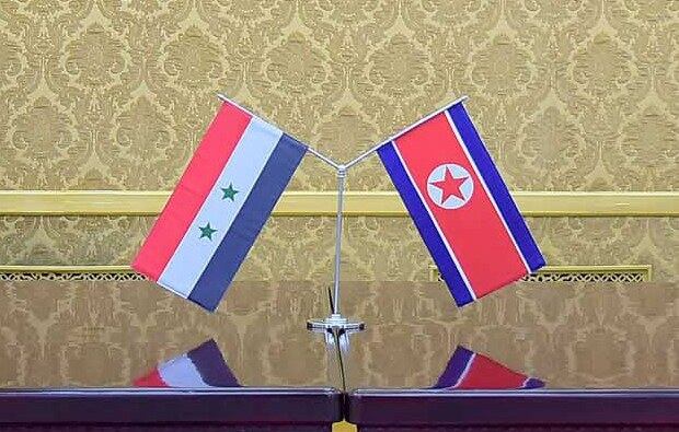 시리아 국기(왼쪽)와 북한 국기.