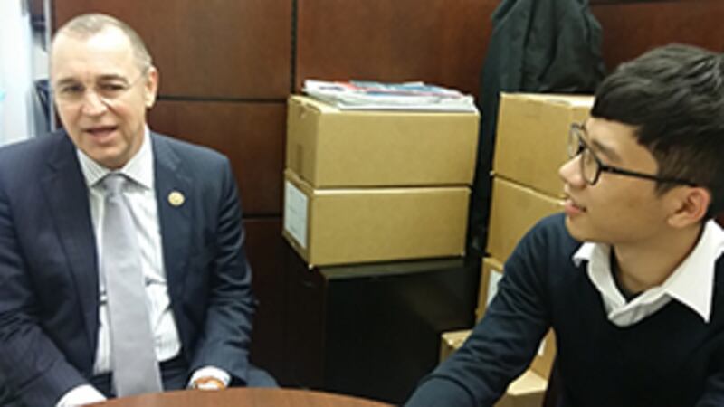 2015年4月29日，來自阿利桑那州的邵建隆與現任學聯秘書長羅冠聰見面。(RFA何山攝)