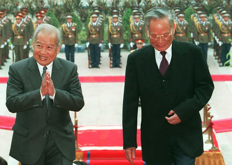 Hình minh họa. Quốc vương Campuchia Noromdom Sihanouk (trái) và Chủ tịch Lê Đức Anh ở Hà Nội