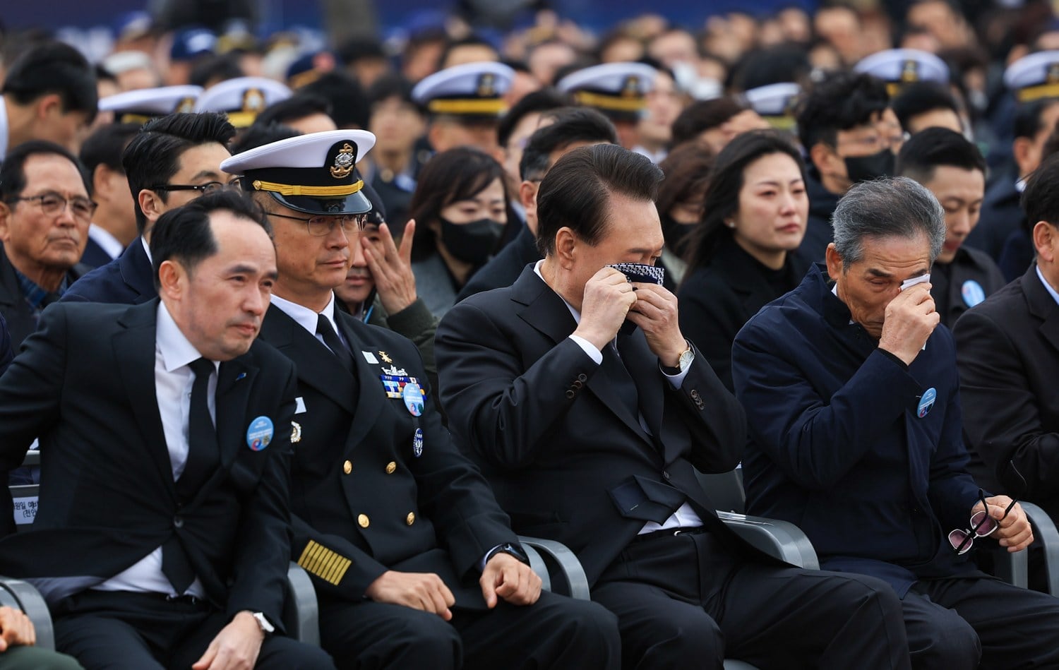 윤석열 대통령이 22일 경기도 평택 소재 해군 제2함대사령부에서 거행된 제9회 서해수호의날 기념식에서 천안함 피격 고(故) 김태석 원사의 자녀 김해봄 씨의 '아빠에게 보내는 편지' 낭독을 듣던 중 눈물을 닦고 있다.