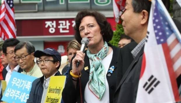 지난 2018년 서울 중구 명동 주한중국대사관 앞에서 '한반도 인권과 통일을 위한 변호사 모임' 등 북한 인권단체로 열린 탈북민 석방 촉구 기자회견에서 수잰 숄티 북한자유연합대표가 중국 정부에 탈북민 강제송환을 하지 않을 것을 촉구하고 있다.