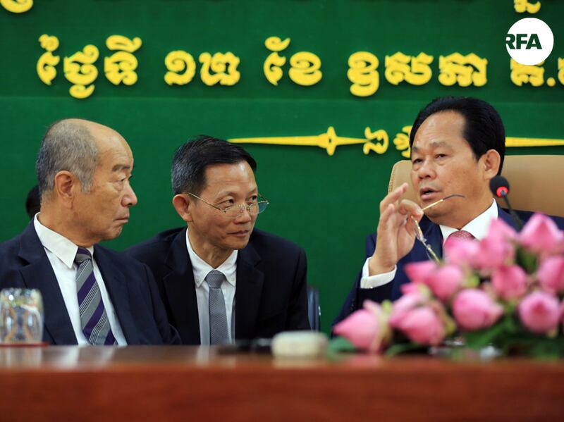 រដ្ឋមន្ត្រី​ក្រសួង​ដែនដី នគរូបនីយកម្ម និង​សំណង់ លោក ជា សុផារ៉ា [ស្ដាំ] និយាយ​ទៅ​រក​ប្រធាន​ក្រុមហ៊ុន​អារ៉ាកាវ៉ា (Arakawa) លោក អាឡិច យ៉ាស៊ូម៉ូតុ (Alex Yasumoto) [ឆ្វេង] ដែល​ជា​ក្រុមហ៊ុន​ទទួល​បាន​សិទ្ធិ​សាងសង់​អគារ​ប៊ុឌីង នៅ​ថ្ងៃ​ទី​១២ ខែ​ឧសភា ឆ្នាំ​២០១៧។ RFA/Brach Chev