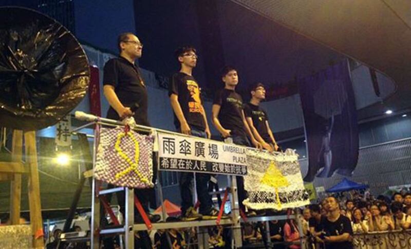 2014年10月26日，（左起）戴耀廷、黃之鋒、岑敖暉、羅冠聰晚上向人士解釋擱置投票。 （讓愛與和平佔領中環facebook）