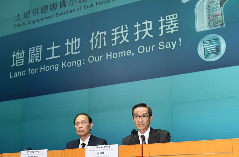 香港工程師學會前會長黃澤恩（左）建議港府應著力於建屋前期規劃，才有望大幅加快公屋上樓。（港府新聞處圖片）