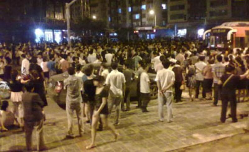 2012年6月8日晚,四川巴中警察醉後執法毆打違規司機,數千市民不滿交警打人到街上聚集。(市民邱先生提供)