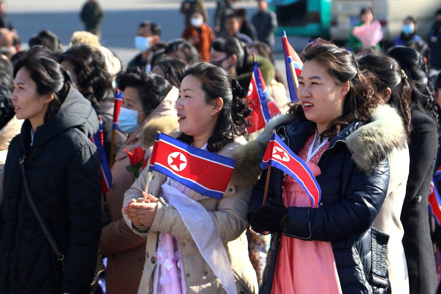 평양 여성들이 8일 부녀절 행사를 지켜보고 있다.